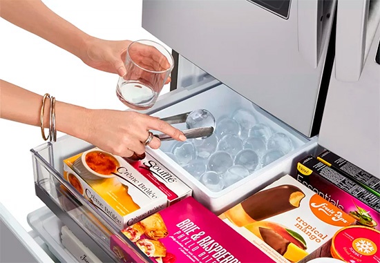Холодильник LG, изготавливающий сферический лед